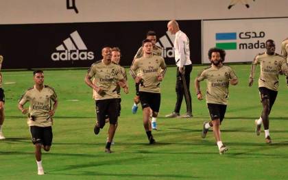Los jugadores del Real Madrid participan en un entrenamiento previo al partido que enfrentará al club blanco y al Valencia. / EFE