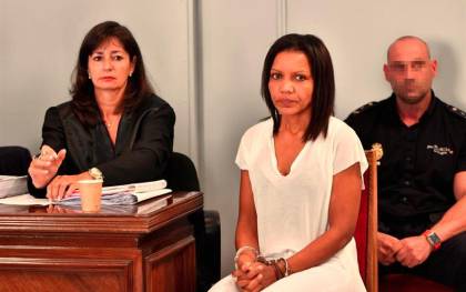 Ana Julia Quezada, en el centro de la imagem, autora confesa de la muerte de Gabriel Cruz. / EFE
