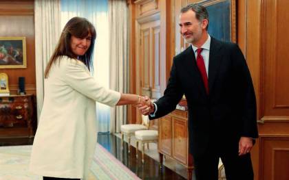 El rey Felipe VI saluda a la diputada de JxCat en el Congreso, Laura Borràs, esta mañana en el Palacio de la Zarzuela. / EFE