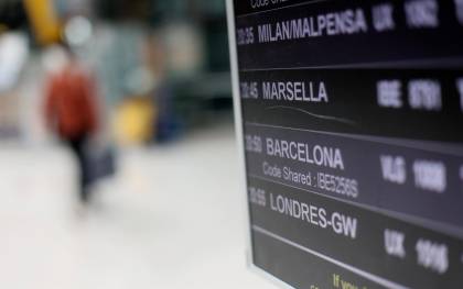 Un panel indica la llegada del primer vuelo desde Londres (Reino Unido), a la terminal T4 del Aeropuerto Adolfo Suárez - Madrid Barajas este lunes. / E.P.