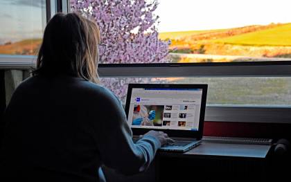 Una mujer con un ordenador portátil. / EFE