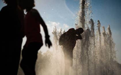 Un hombre se refresca en una fuente durante una jornada en la que las temperaturas han superado los 30 grados centígrados, este miércoles en Berlín. EFE/ Clemens Bilan