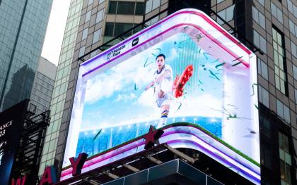 El jugador mexicano Javier 'Chicharito' Hernández en una acción publicitaria de la MLS en Times Square, Nueva York.EFE/MLS