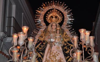Noche de reencuentros en Alanís y El Pedroso con las procesiones de sus patronas