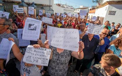 Un millar de vecinos de Paterna de Rivera (Cádiz) se han concentrado hoy frente a la fábrica de Sabores de Paterna para mostrar su apoyo a la empresa. EFE/ Roman Rios
