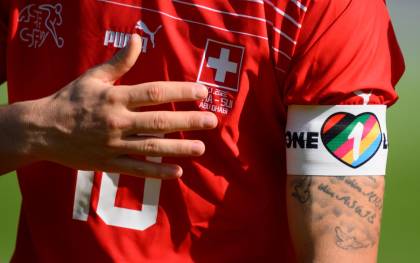 Sale a la luz la amenaza de la FIFA por usar el brazalete arcoiris