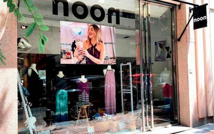 La empresa sevillana de moda Noon, en auge por el éxito de su ropa para jóvenes (en la imagen, su tienda en Madrid), tiene abierta una oferta de empleo para trabajar desde Sevilla gestionando su posicionamiento en la red social Tiktok.