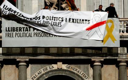  El presidente de la Generalitat, Quim Torra, ha sustituido la pancarta con el lazo amarillo por otra con el mismo mensaje pero con un lazo blanco. EFE/ Toni Albir