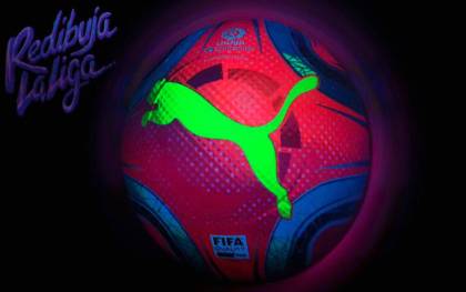 El nuevo balón oficial de LaLiga Santander y LaLiga Smartbank. / EFE