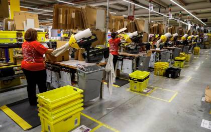 Varios operarios trabajan en la nave de distribución de Amazon en Madrid // Amazon.