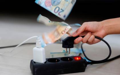 Imagen de archivo sobre el precio de la electricidad. EFE / Juan Carlos Hidalgo