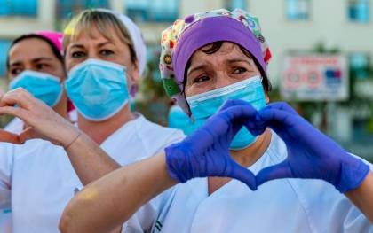 Personal sanitario del hospital Carlos Ayala de Málaga agradecen este domingo los aplausos recibidos por su trabajo para atajar la pandemia del coronavirus. EFE/ Jorge Zapata