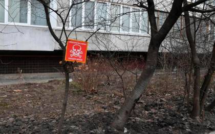 Al menos un muerto y 3 heridos al caer fragmentos de misil en un barrio de Kiev
