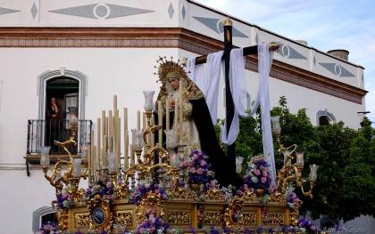 María Santísima en su Soledad en su procesión del Sábado Santo (Foto: Hermandad de la Soledad de La Puebla de los Infantes).