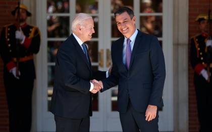 El presidente de los Estados Unidos, Joe Biden (i), es recibido por el presidente del Gobierno, Pedro Sánchez (d), a su llegada a una reunión en el Palacio de La Moncloa. / E.P.