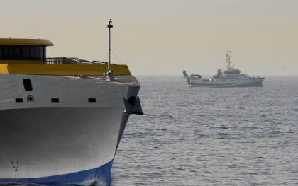 El buque del Instituto Español de Oceanografía (IEO) Ángeles Alvariño sigue rastreando este jueves los fondos marinos de la costa de Santa Cruz de Tenerife. EFE/Miguel Barreto