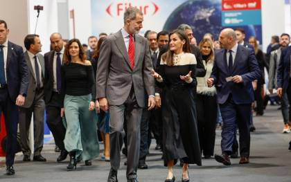El rey Felipe (c-i) y la reina Letizia (c-d) inauguran Fitur 2024 en Ifema, Madrid este miércoles. EFE/Chema Moya