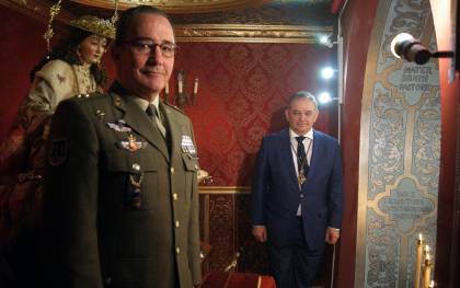 La Pastora de Sevilla recibe el bastón de mando del General Jefe de la Fuerza Terrestre