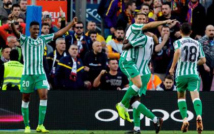 El Betis asalta el Camp Nou y aprieta la Liga