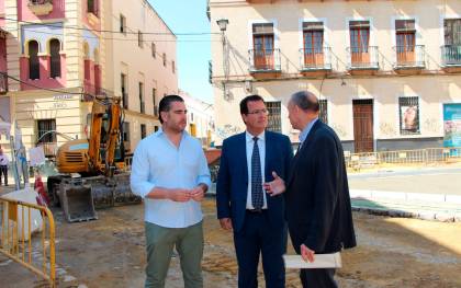 Juan Carlos Cabrera visita las obras del Casco Antiguo. / El Correo
