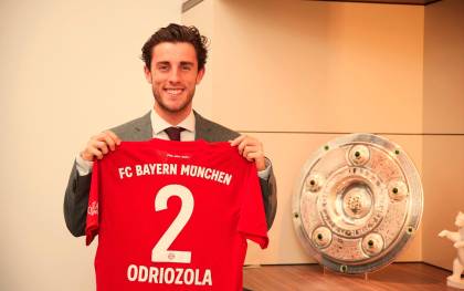 Odriozola posa con la camiseta de su nuevo equipo, el Bayern Múnich. / Twitter @FCBayernES