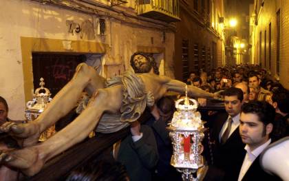 El Cristo de las Cinco Llagas durante el rezo del viacrucis. Foto: J.M.C.