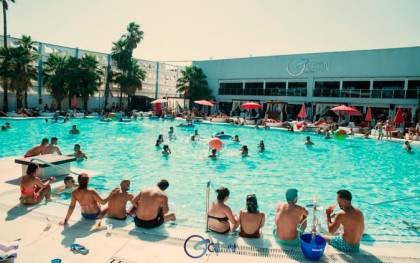 Ocean Sevilla cuenta con una piscina de agua de mar y un restaurante mediterráneo.