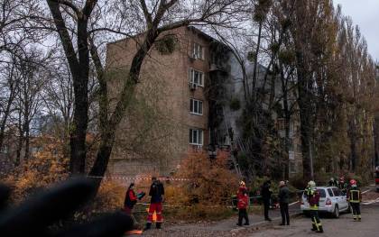 Bomberos trabajan para extinguir el incendio en un edificio residencial alcanzado durante un ataque ruso en Kiev este 15 de noviembre. EFE/EPA/ROMAN PILIPEY