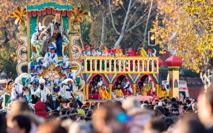 La Cabalgata de los Reyes Magos recorre las calles de Sevilla