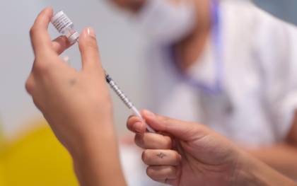 Una sanitaria recarga una dosis de la vacuna contra el Covid-19. / E.P.
