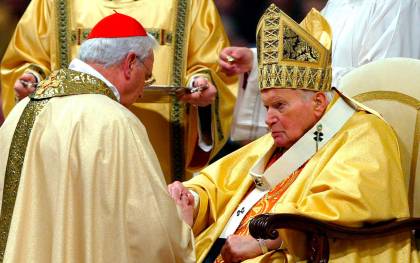Carlos Amigo Vallejo recibe su anillo cardenalicio del Papa Juan Pablo II en 2004. / EFE