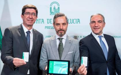 El consejero de Hacienda, Juan Bravo (c), el vicepresidente andaluz, Juan Marín (i), y el consejero de Presidencia, Elias Bendodo (d). EFE/Raúl Caro