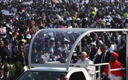 El papa Francisco es recibido por una gran multitud antes de celebrar una misa en la zona del Aeropuerto Ndolo de Kinsasa durante su viaje a la República Democrática del Congo este 1 febrero. EFE/EPA/CIRO FUSCO