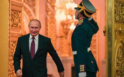 Vladímir Putin a su llegada a la ceremonia de entrega de los premios por el Día de Rusia en el Gran Palacio del Kremlin. / EFE