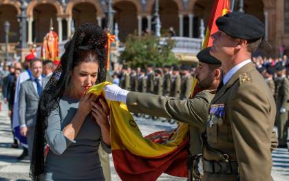 Multitudinaria jura de bandera en la Plaza de España
