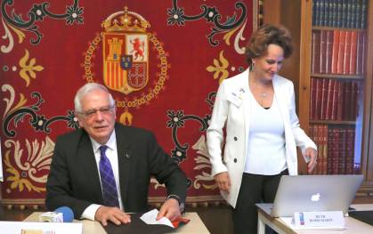 El ministro de Exteriores en funciones, Josep Borrell, junto a la profesora de derecho Constitucional de la Universidad de Sevilla, Ruth Rubio Marín. EFE/ Ballesteros