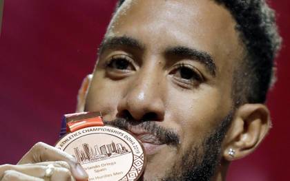 El atleta español Orlando Ortega besa la medalla de bronce en la ceremonia del podio de la final 110 metros vallas del mundial de Atletismo IAAF Doha 2019, en Catar. EFE/Lavandeira jr