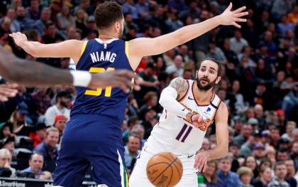 El jugador Ricky Rubio (d) de los Phoenix Suns disputa el balón este lunes con Georges Niang (i) de los Utah Jazz, durante un partido de la NBA. EFE/ George Frey