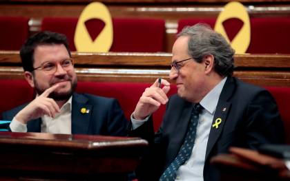 El presidente de la Generalitat, Quim Torra (d), y su vicepresidente, Pere Aragonés, este miércoles durante la sesión de control al Govern en el Parlament de Cataluña. EFE