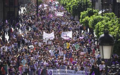 Sevilla reivindica de forma multitudinaria más igualdad real de la mujer