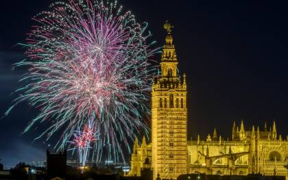 La Catedral de Sevilla se ilumina con el espectáculo de fuegos artificiales que cierra la Feria de Abril, esta media noche en la capital hispalense. EFE/ Raúl Caro.