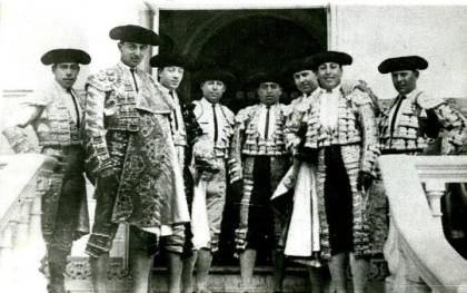Joselito, fotografiado con su cuadrilla en la entrada de la casa de la Alameda de Hércules antes de actuar en solitario el 24 de junio de 1917. Foto: La Razón Incorpórea-Antonio Liger