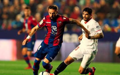 Morales y Banega disputan un balón en un Levante-Sevilla. / EFE