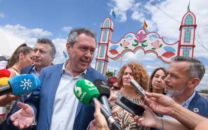 El candidato del PSOE a la Junta, Juan Espadas, a su llegada este viernes a la feria de La Rinconada (Sevilla). EFE/Raúl Caro