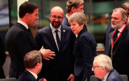 La primera ministra británica, Theresa May, conversa con el primer ministro de Holanda, Mark Rutte, y con su homólogo bélgica, Charles Michel. / EFE