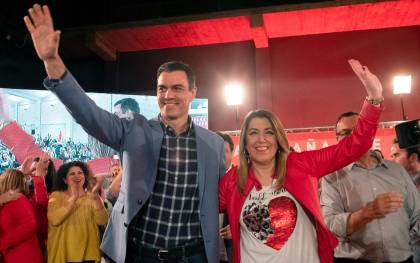 El presidente del Gobierno y secretario general del PSOE, Pedro Sánchez, y la líder del PSOE andaluz, Susana Díaz, durante un acto del partido en Huelva. EFE/Julián Pérez