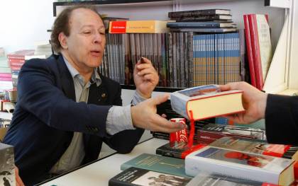 Imagen de archivo del escritor madrileño Javier Marías en la Feria del Libro de Madrid. EFE/Mondelo