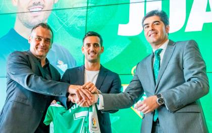 El presidente del Real Betis, Ángel Haro (d), y el coordinador del área deportiva del club, Alexis Trujillo (i). / EFE - Raúl Caro.