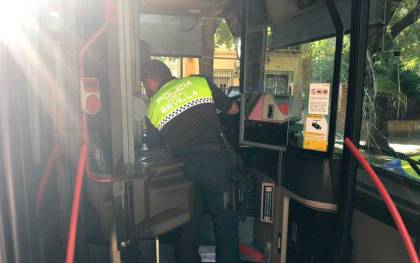 Un hombre golpea un autobús de Tussam e interrumpe el trayecto por Miraflores