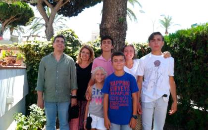 Un padre de cinco hijos asegura ahorrar hasta 5.000 euros al año gracias al carnet de familia numerosa